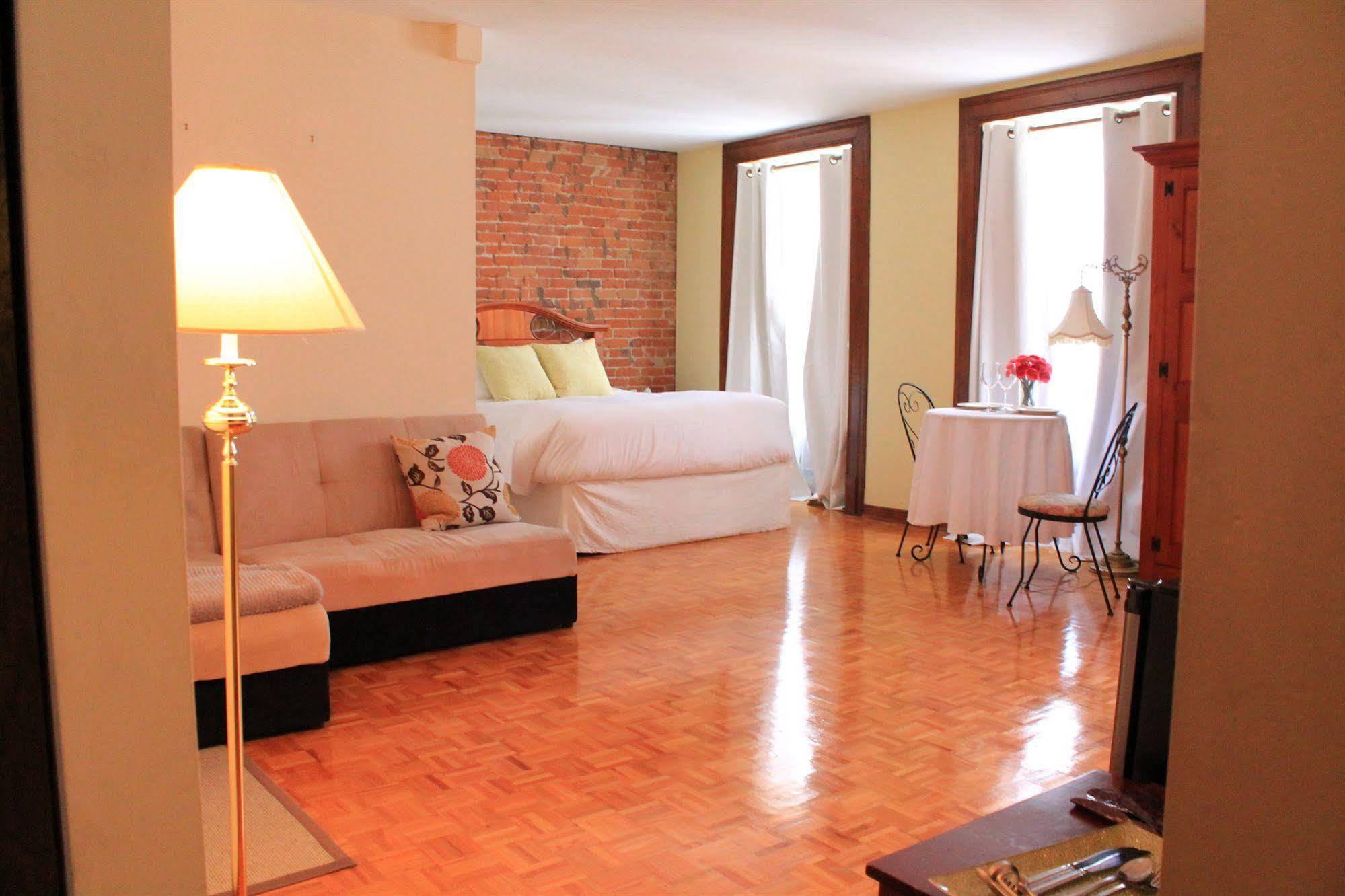 Auberge De La Place Royale Монреал Екстериор снимка