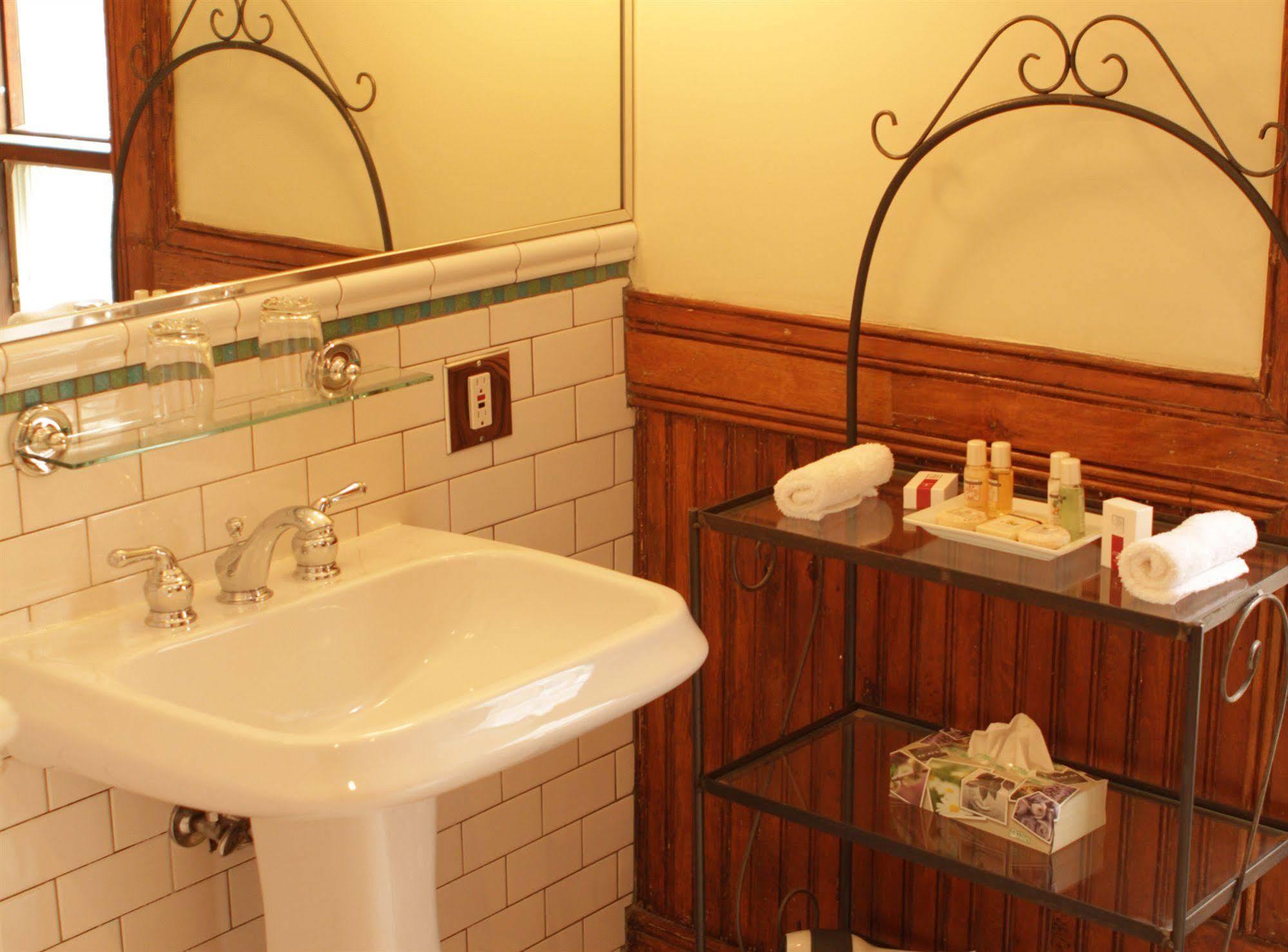 Auberge De La Place Royale Монреал Екстериор снимка