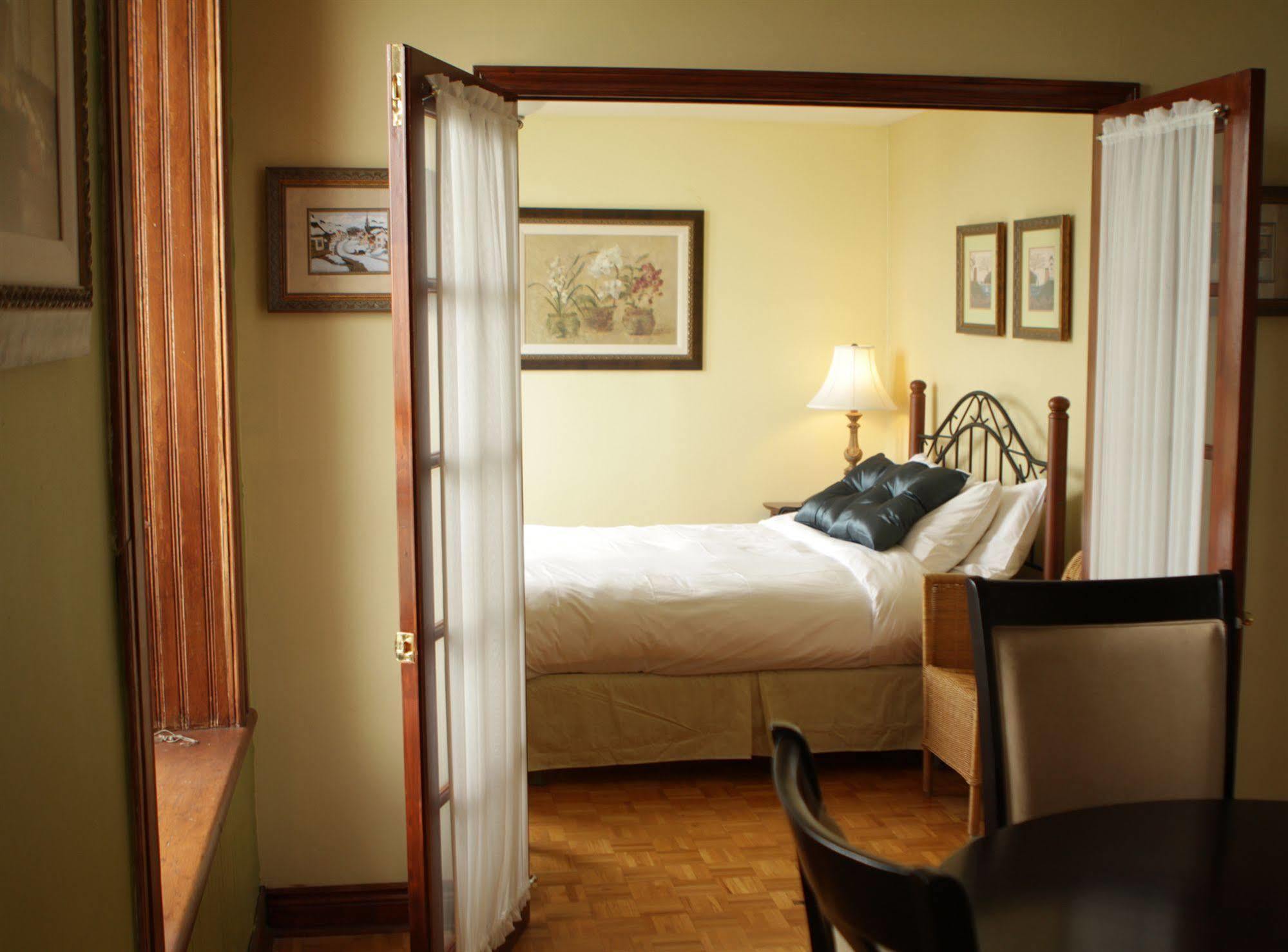 Auberge De La Place Royale Монреал Екстериор снимка