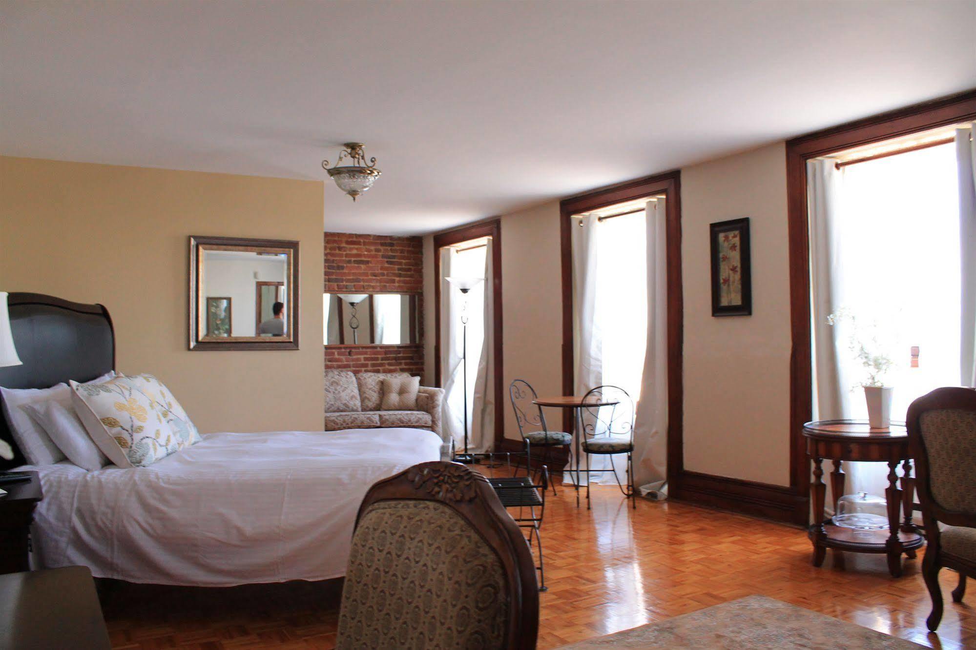 Auberge De La Place Royale Монреал Екстериор снимка