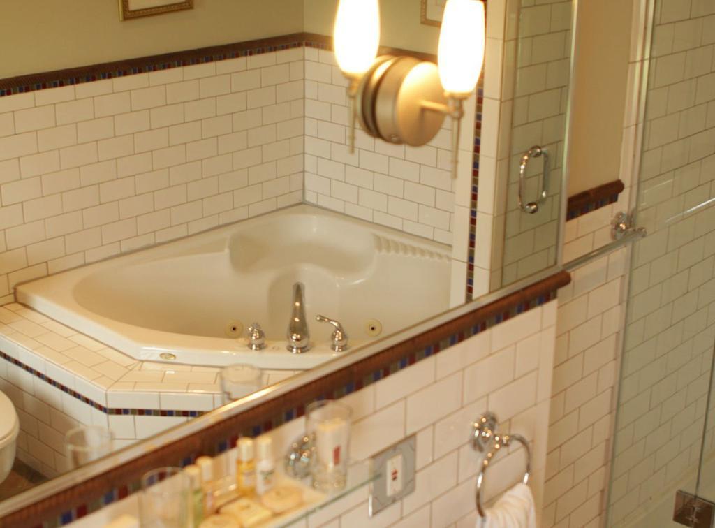 Auberge De La Place Royale Монреал Екстериор снимка